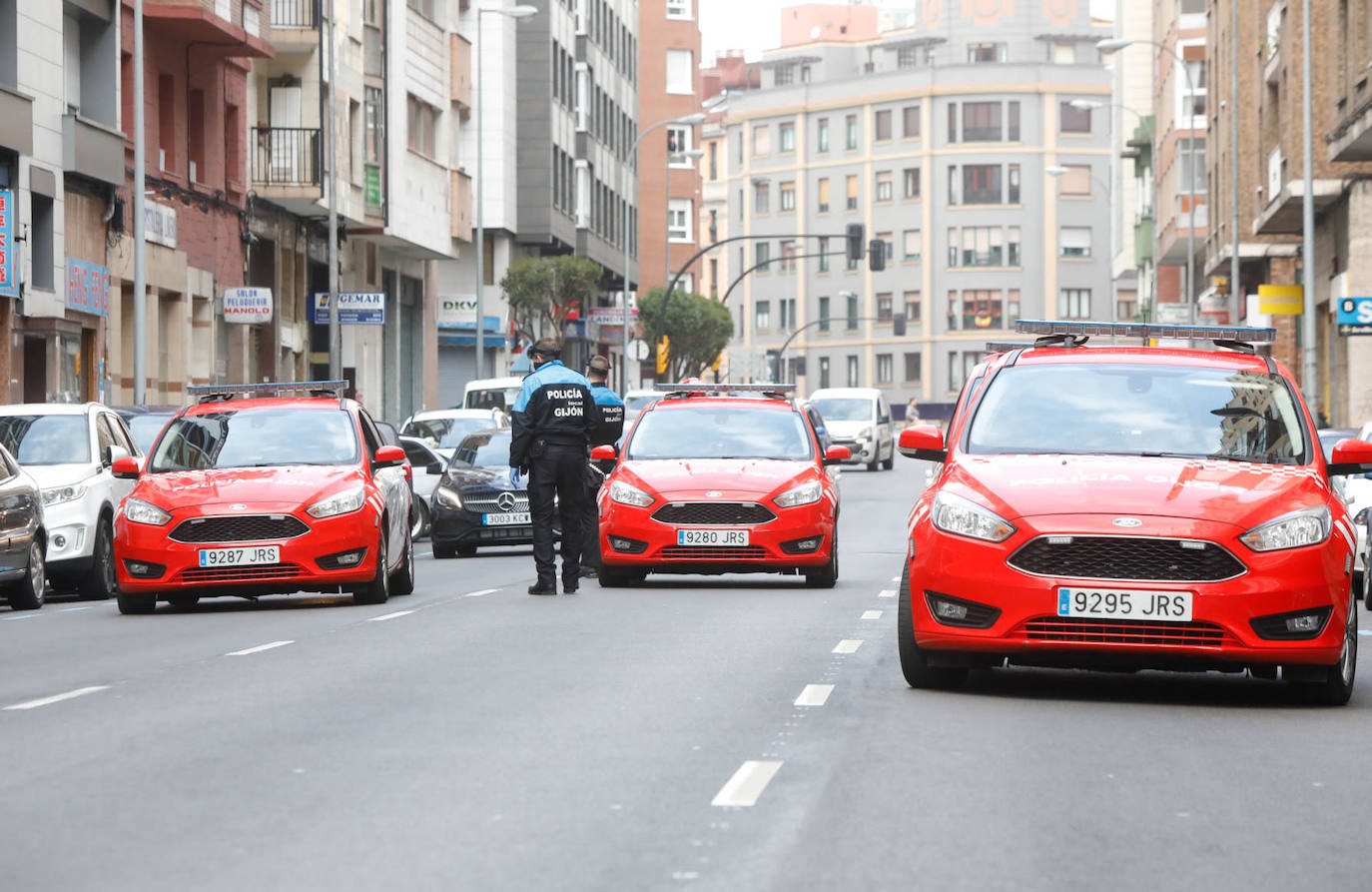 Los controles se suceden a diario en las entradas y salidas de ciudades para garantizar el cumplimiento de la normativa del estado de alarma y facilitar la circulación de trabajadores de servicios esenciales. También en el interior de las ciudades.