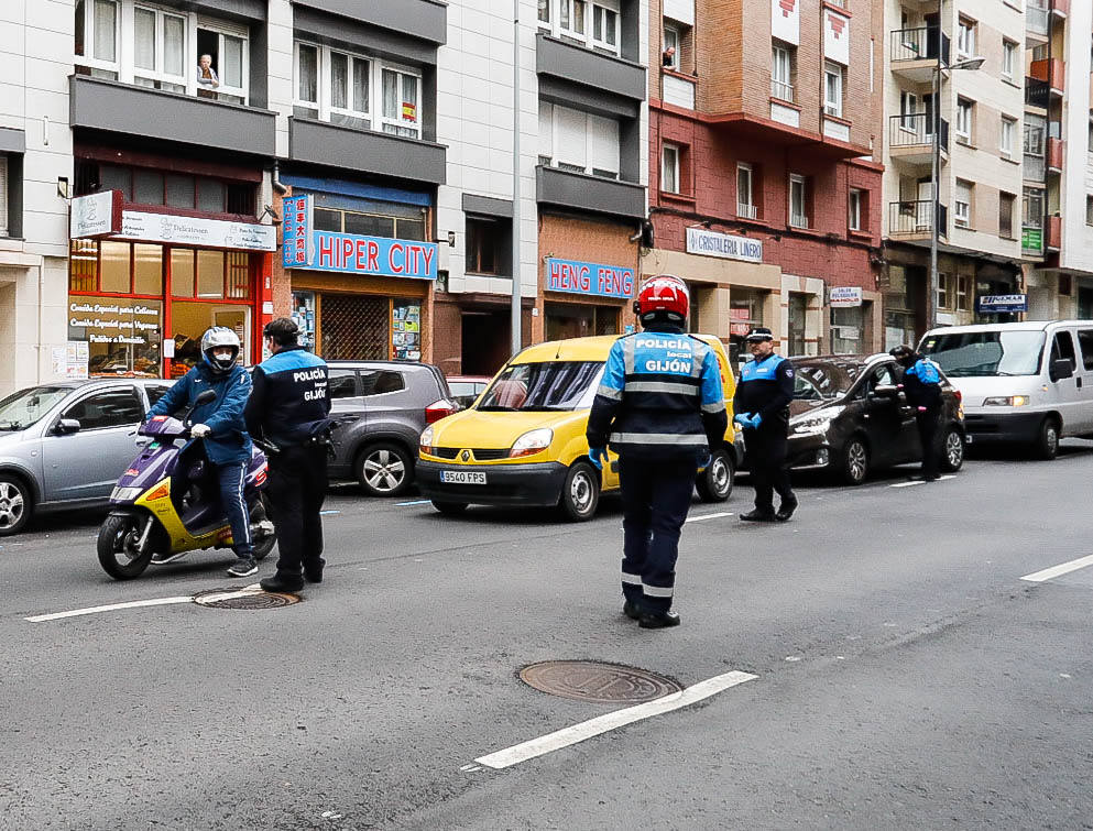 Los controles se suceden a diario en las entradas y salidas de ciudades para garantizar el cumplimiento de la normativa del estado de alarma y facilitar la circulación de trabajadores de servicios esenciales. También en el interior de las ciudades.