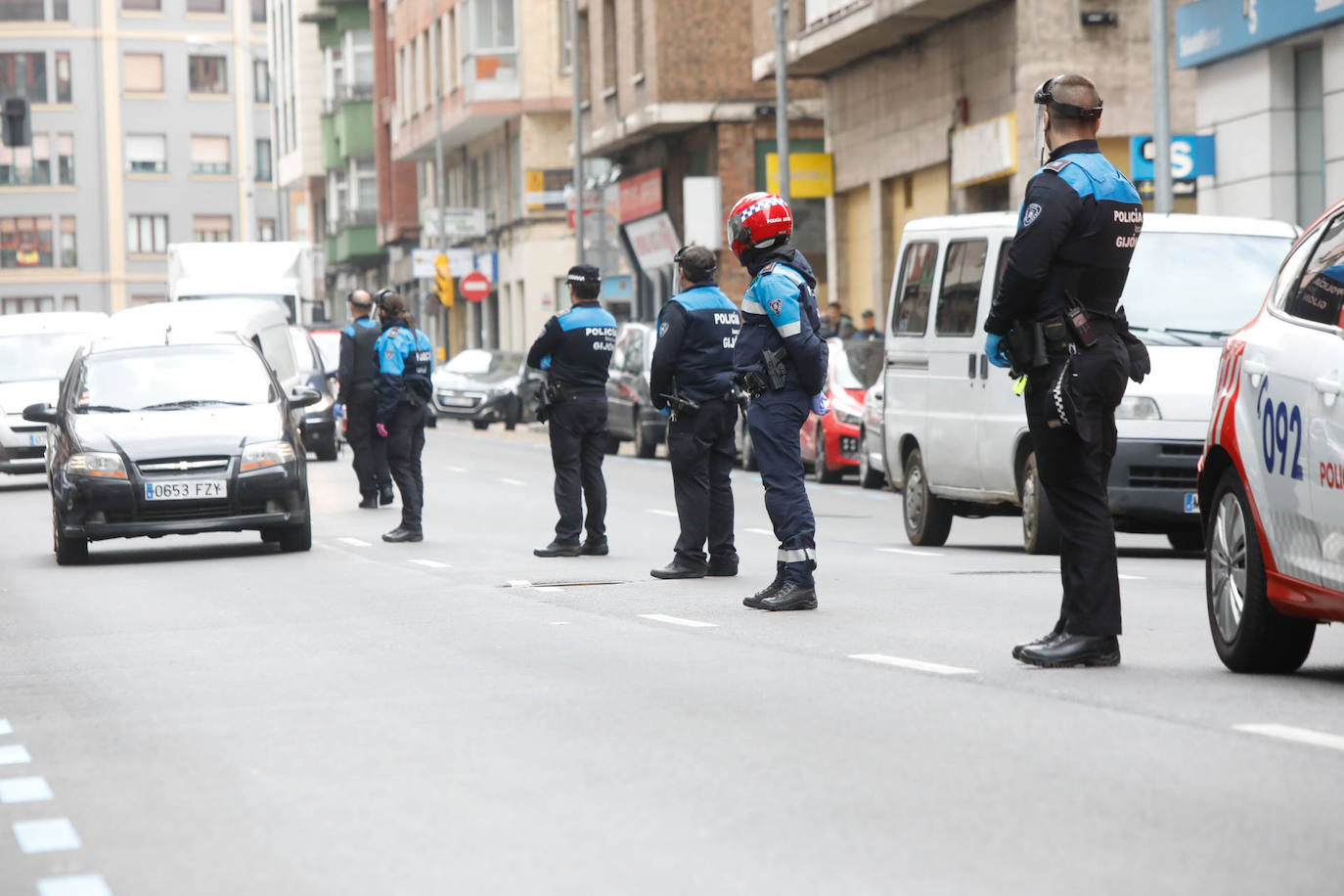 Los controles se suceden a diario en las entradas y salidas de ciudades para garantizar el cumplimiento de la normativa del estado de alarma y facilitar la circulación de trabajadores de servicios esenciales. También en el interior de las ciudades.