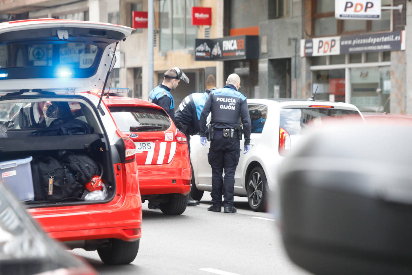 Los controles se suceden a diario en las entradas y salidas de ciudades para garantizar el cumplimiento de la normativa del estado de alarma y facilitar la circulación de trabajadores de servicios esenciales. También en el interior de las ciudades.