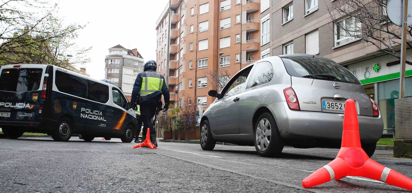 Los controles se suceden a diario en las entradas y salidas de ciudades para garantizar el cumplimiento de la normativa del estado de alarma y facilitar la circulación de trabajadores de servicios esenciales. También en el interior de las ciudades.