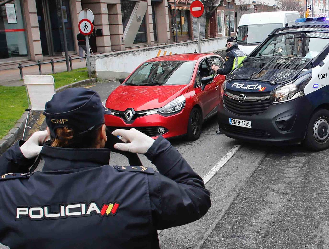 Los controles se suceden a diario en las entradas y salidas de ciudades para garantizar el cumplimiento de la normativa del estado de alarma y facilitar la circulación de trabajadores de servicios esenciales. También en el interior de las ciudades.