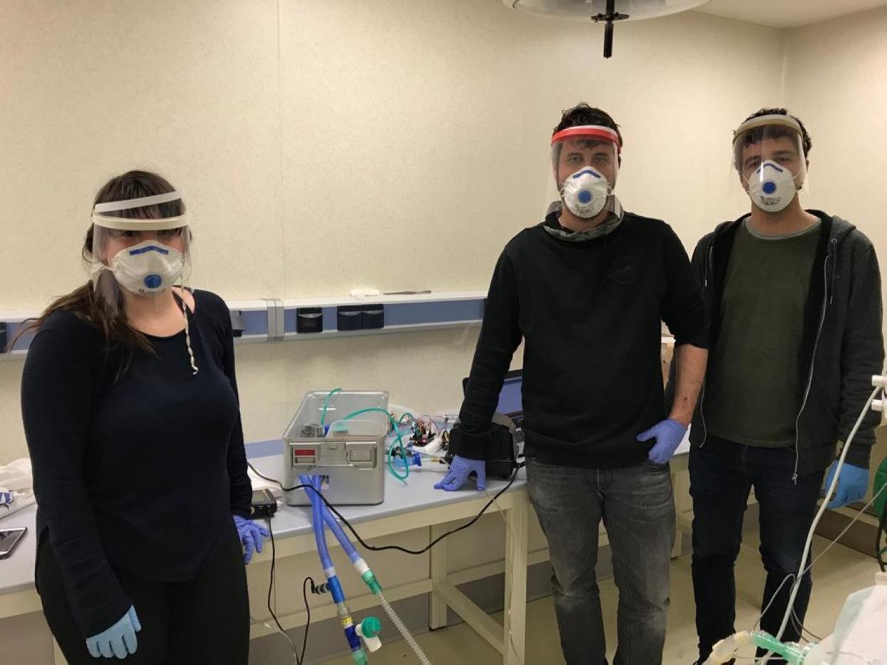 Nuria María Pérez, Daniel González y Carlos García, ingenieros de ArcelorMittal, con el respirador diseñado por el consorcio que integran también el centro de I+D+i de Thyssen krupp y el centro tecnológico Idonial. Es uno de los dos que se están probando en el Principado. 