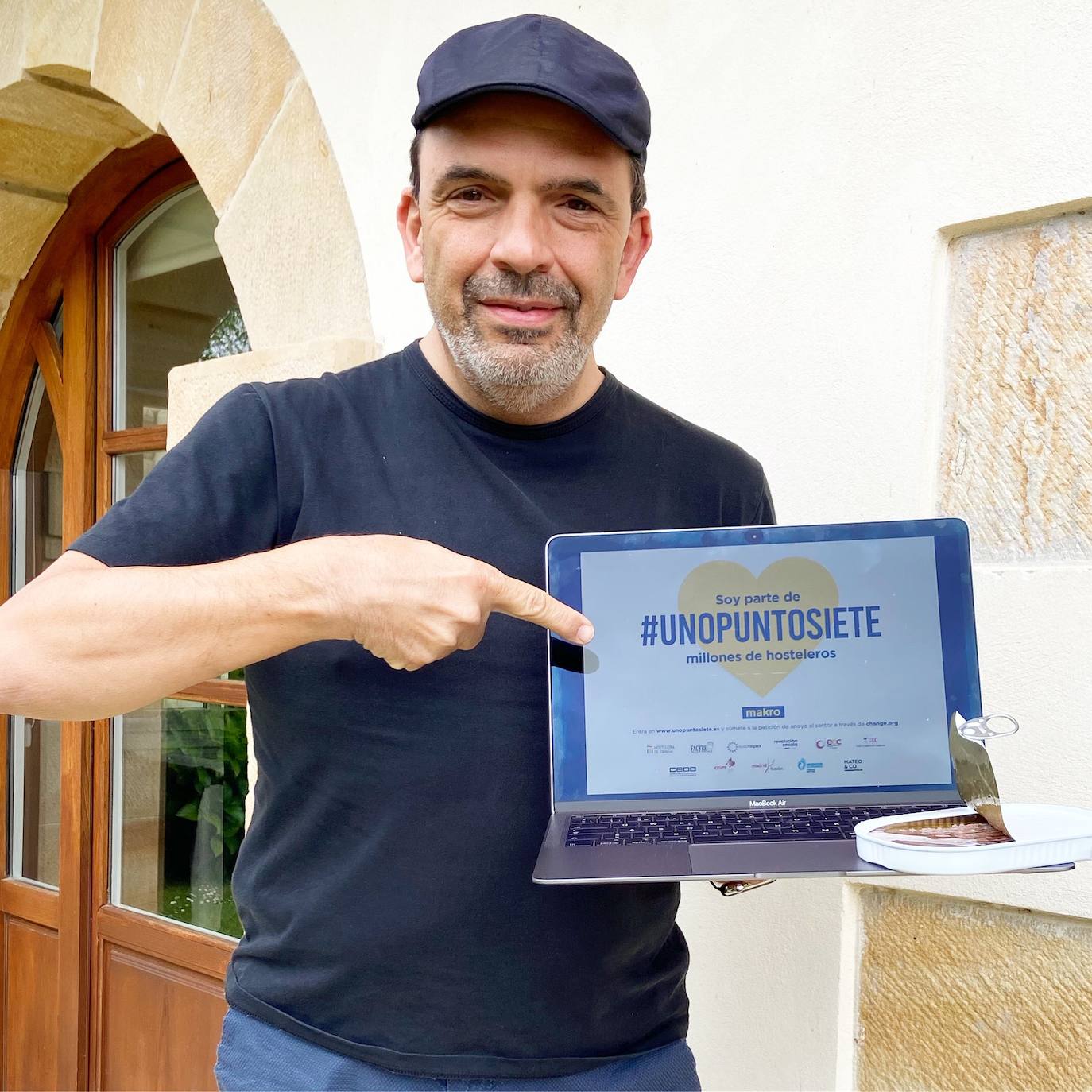 El último en sumarse al podio de las tres estrellas Michelin en España, Jesús Sánchez, al frente de los fogones del Cenador de Amós (Cantabria). 