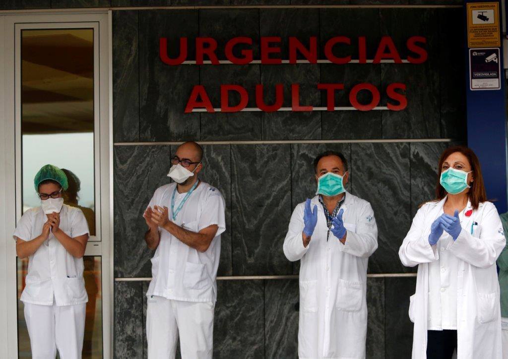 Los aplausos a los sanitarios por luchar contra el coronavirus han continuado un día más. Este jueves los sanitarios del HUCA han devuelto el aplauso a los ciudadanos.