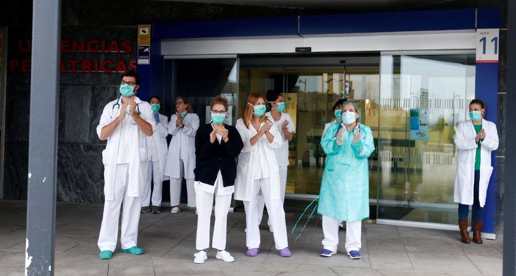 Los aplausos a los sanitarios por luchar contra el coronavirus han continuado un día más. Este jueves los sanitarios del HUCA han devuelto el aplauso a los ciudadanos.