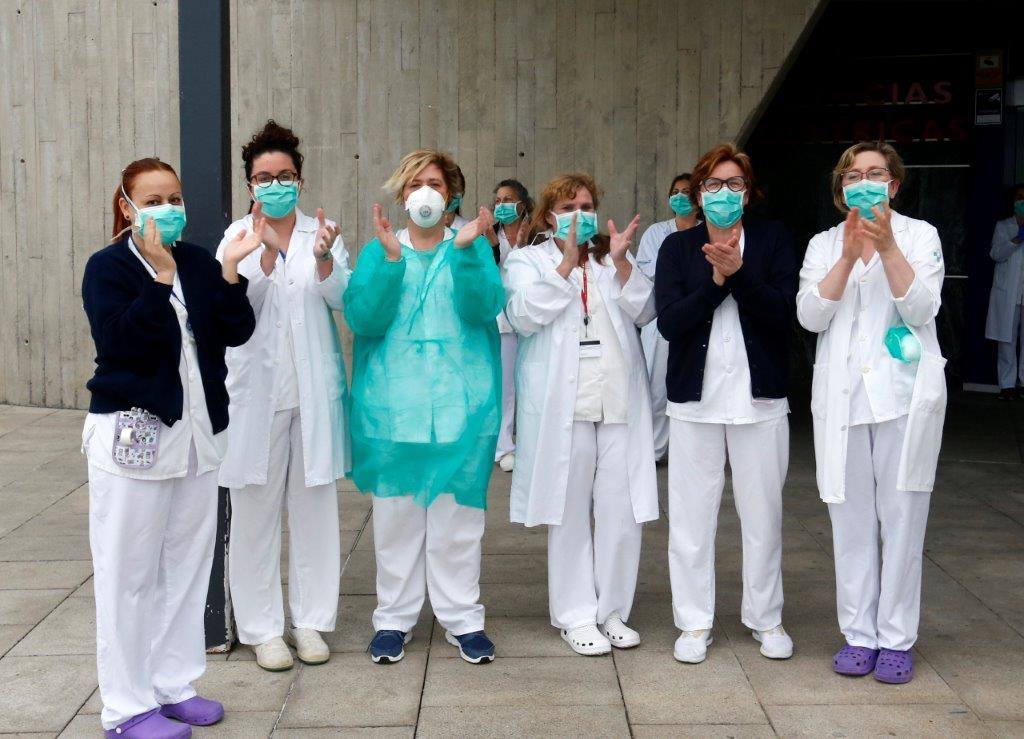 Los aplausos a los sanitarios por luchar contra el coronavirus han continuado un día más. Este jueves los sanitarios del HUCA han devuelto el aplauso a los ciudadanos.