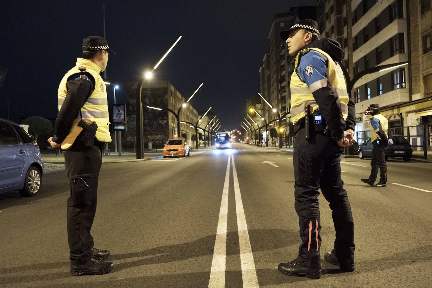 Agentes de los Cuerpos y Fuerzas de Seguridad del Estado realizan controles de tráfico diarios en las entradas y salidad de las ciudades de Asturias para asegurarse del cumplimiento de las medidas de confinamiento decretadas durante el Estado de Alarma a causa del coronavirus. 