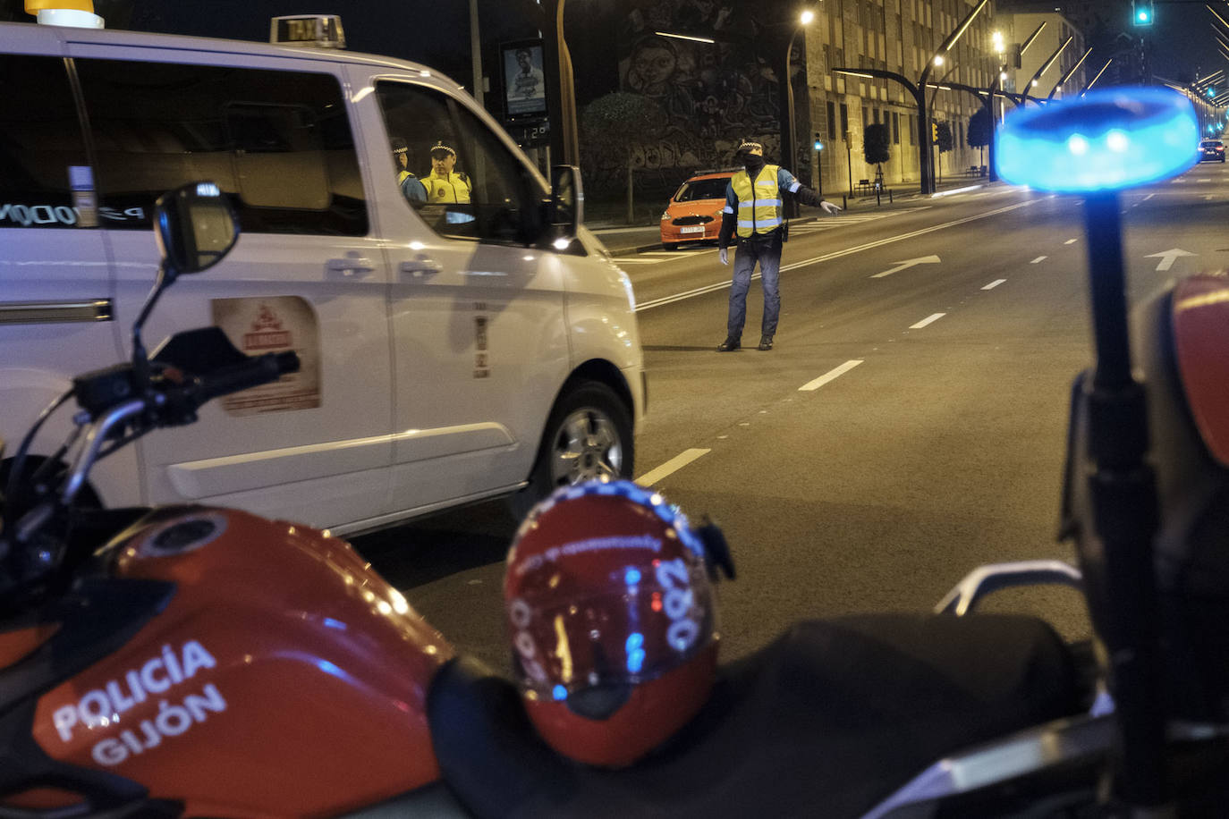 Agentes de los Cuerpos y Fuerzas de Seguridad del Estado realizan controles de tráfico diarios en las entradas y salidad de las ciudades de Asturias para asegurarse del cumplimiento de las medidas de confinamiento decretadas durante el Estado de Alarma a causa del coronavirus. 