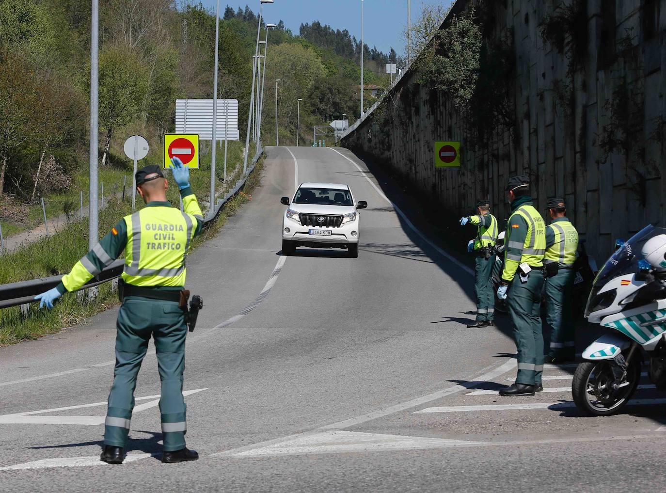 Agentes de los Cuerpos y Fuerzas de Seguridad del Estado realizan controles de tráfico diarios en las entradas y salidad de las ciudades de Asturias para asegurarse del cumplimiento de las medidas de confinamiento decretadas durante el Estado de Alarma a causa del coronavirus. 