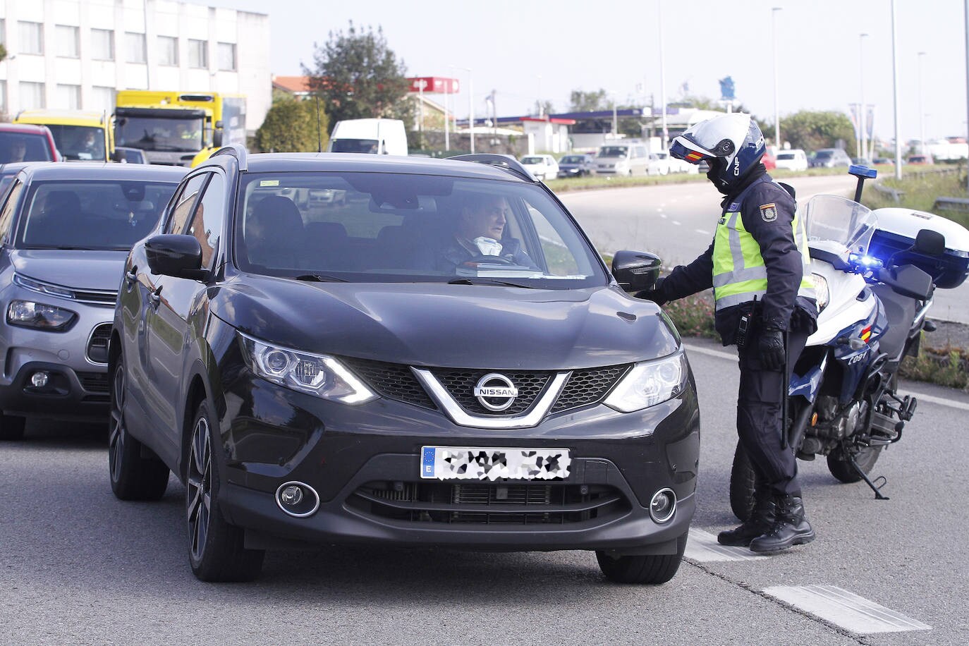 Agentes de los Cuerpos y Fuerzas de Seguridad del Estado realizan controles de tráfico diarios en las entradas y salidad de las ciudades de Asturias para asegurarse del cumplimiento de las medidas de confinamiento decretadas durante el Estado de Alarma a causa del coronavirus. 