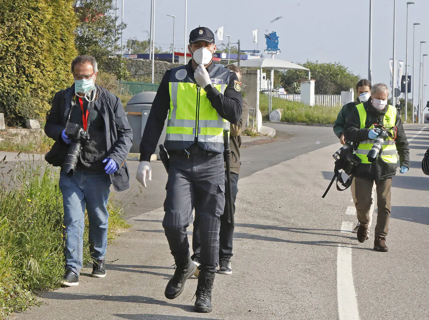 El medallista olímpico Saúl Craviotto, una vez reincorporado a su puesto de Polícia Nacional de Gijón, ha participado en los controles efectuados por el Cuerpo a la entrada de la ciudad. 