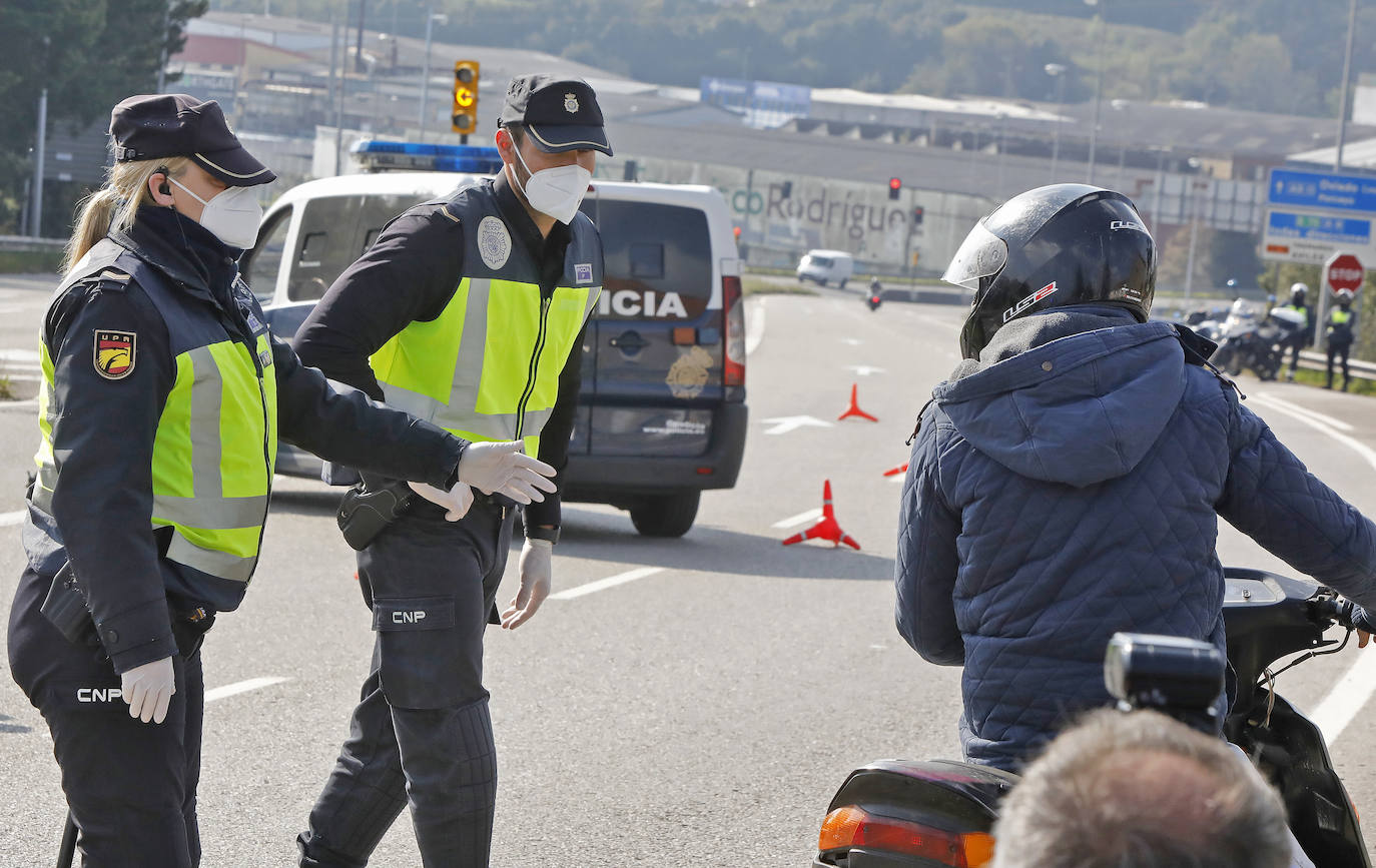 El medallista olímpico Saúl Craviotto, una vez reincorporado a su puesto de Polícia Nacional de Gijón, ha participado en los controles efectuados por el Cuerpo a la entrada de la ciudad. 