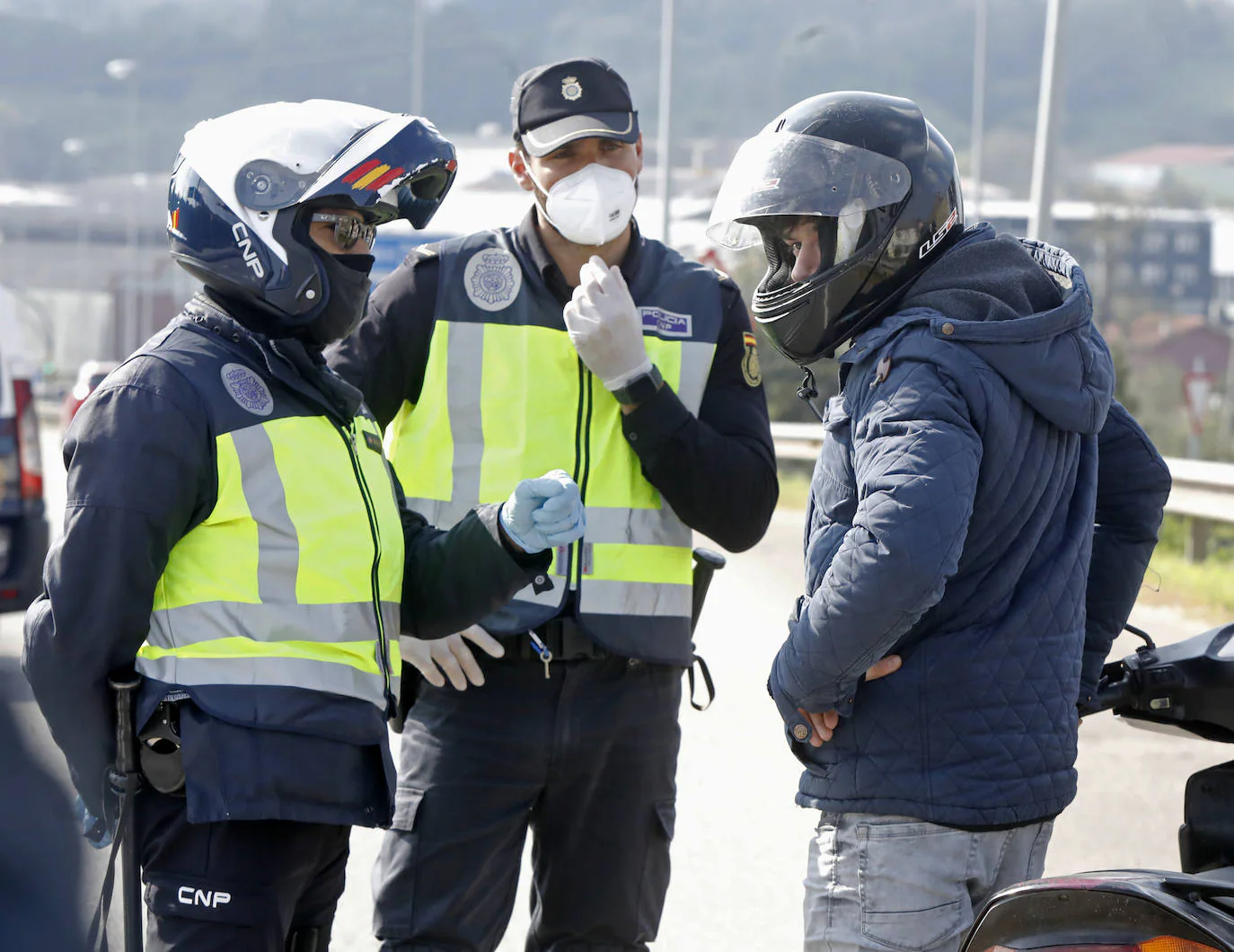 El medallista olímpico Saúl Craviotto, una vez reincorporado a su puesto de Polícia Nacional de Gijón, ha participado en los controles efectuados por el Cuerpo a la entrada de la ciudad. 