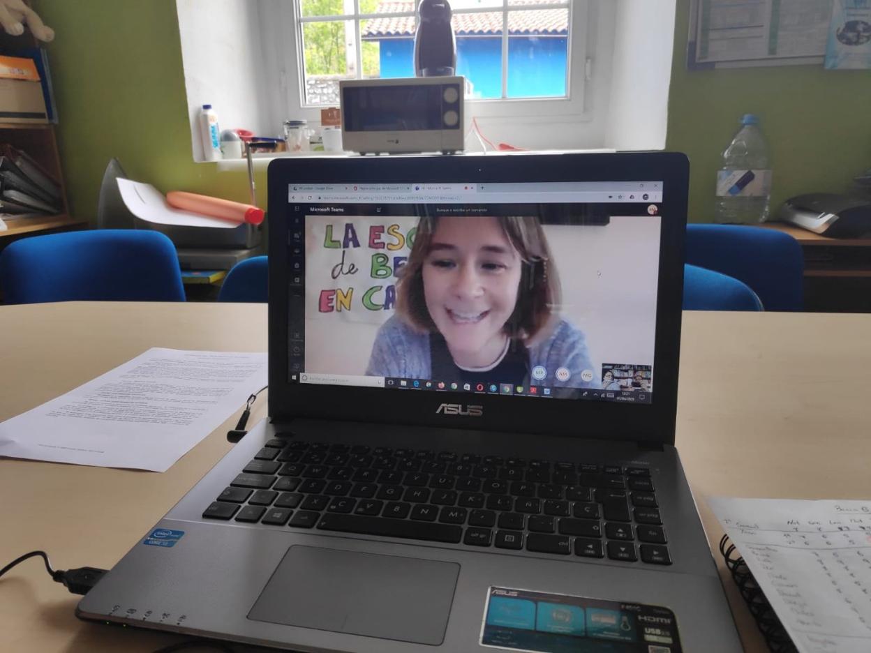Noelia Queipo, del aulario de Beleño, perteneciente a CRA Picos de Europa, durante la evaluación telemática a sus alumnos. 