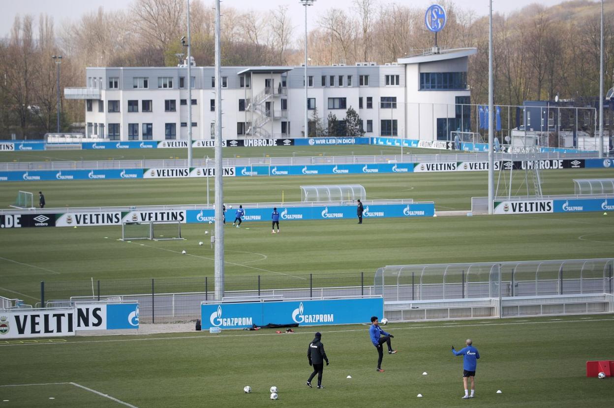 Jugadores del Schalke 04, ayer, en la ciudad deportiva del equipo alemán, en la ciudad de Gelsenkirchen.
