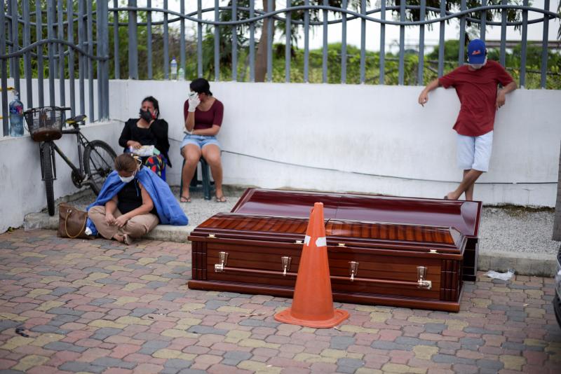 Dolor y desesperación en la ciudad ecuatoriana de Guayaquil. Cientos de fallecidos a causa de la pandemia de coronavirus están tirados en la calle o permanecen días en las casas a causa del colapso del sistema sanitario y de los servicios funerarios.