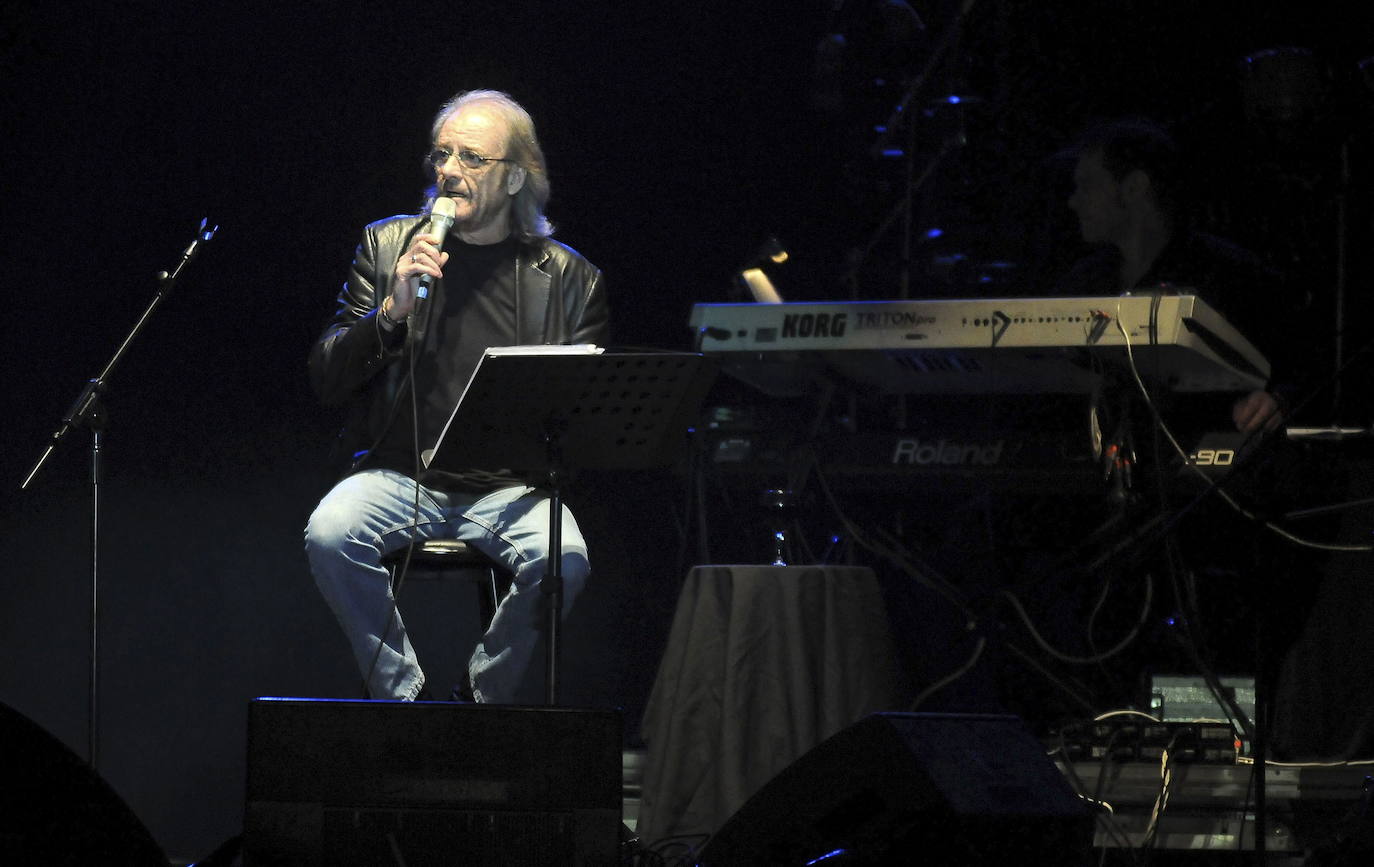 Falleció este sábado a los 76 años. Cantante, compositor, pintor, poeta y cineasta, Luis Eduardo Aute fue un creador polifacético y autor de canciones como «Al alba», «Rosas en el mar» o «Una de dos» que forman parte del patrimonio de la canción de autor española, junto a figuras como Joan Manuel Serrat, Joaquín Sabina o Paco Ibáñez.