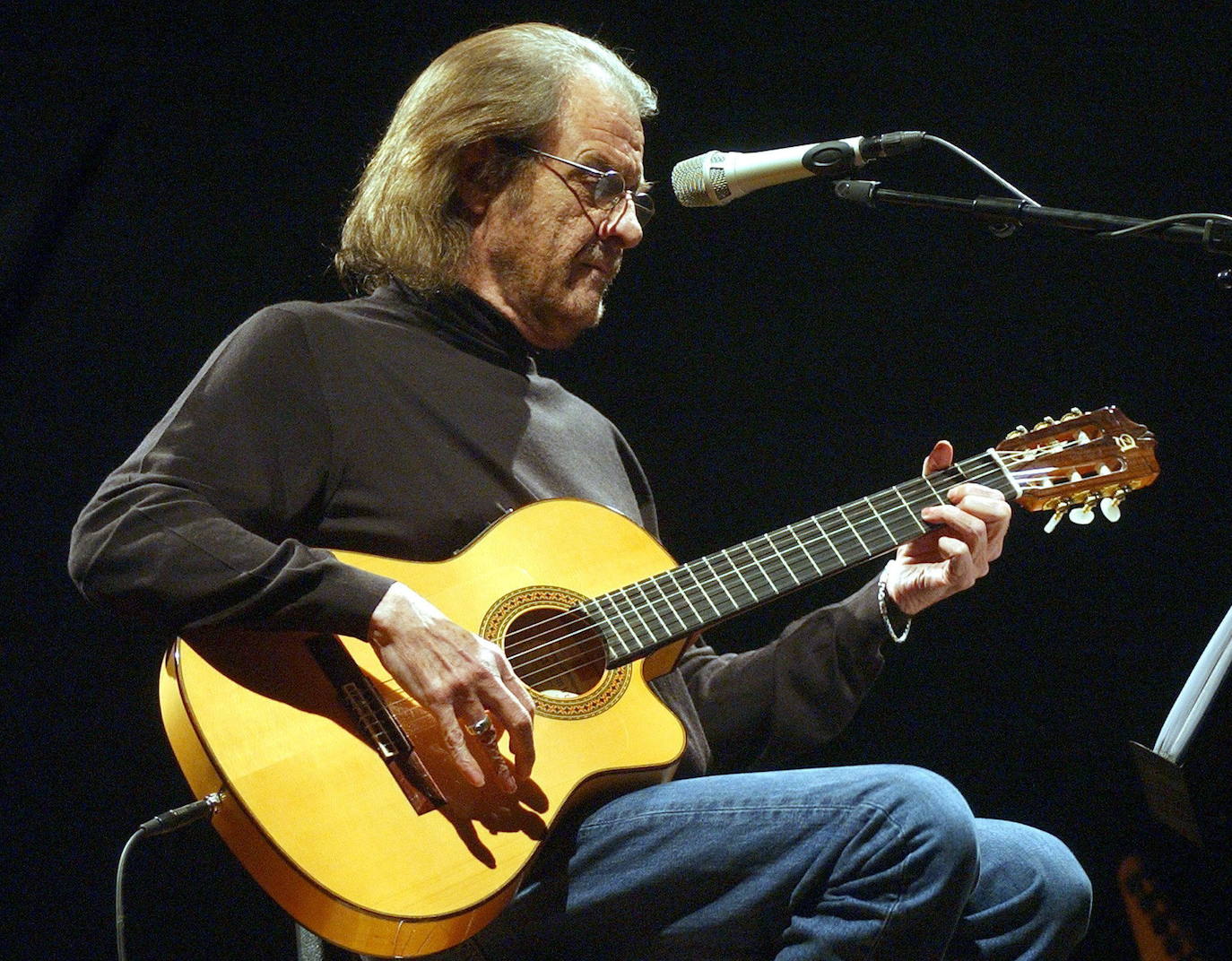 Falleció este sábado a los 76 años. Cantante, compositor, pintor, poeta y cineasta, Luis Eduardo Aute fue un creador polifacético y autor de canciones como «Al alba», «Rosas en el mar» o «Una de dos» que forman parte del patrimonio de la canción de autor española, junto a figuras como Joan Manuel Serrat, Joaquín Sabina o Paco Ibáñez.