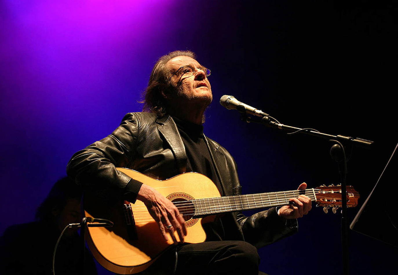 Falleció este sábado a los 76 años. Cantante, compositor, pintor, poeta y cineasta, Luis Eduardo Aute fue un creador polifacético y autor de canciones como «Al alba», «Rosas en el mar» o «Una de dos» que forman parte del patrimonio de la canción de autor española, junto a figuras como Joan Manuel Serrat, Joaquín Sabina o Paco Ibáñez.