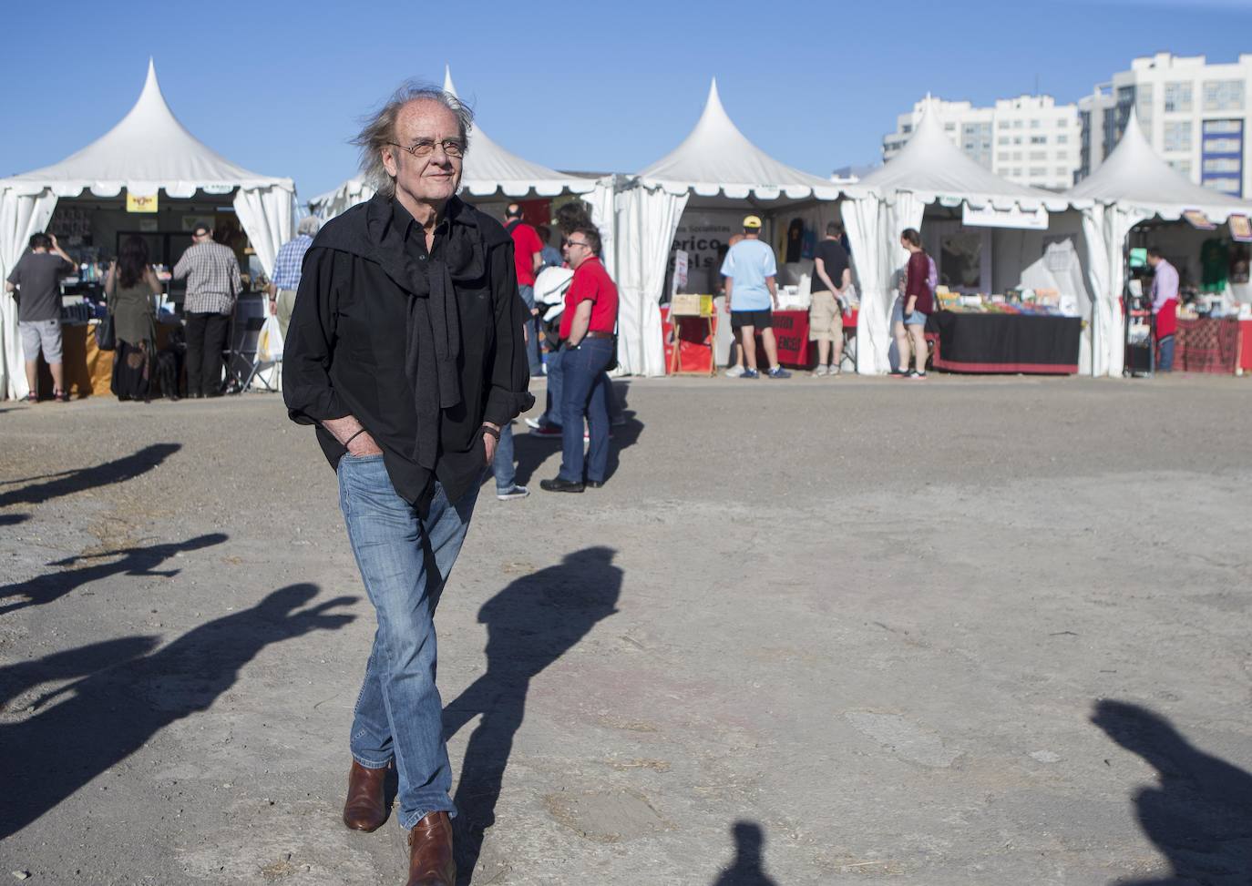 Falleció este sábado a los 76 años. Cantante, compositor, pintor, poeta y cineasta, Luis Eduardo Aute fue un creador polifacético y autor de canciones como «Al alba», «Rosas en el mar» o «Una de dos» que forman parte del patrimonio de la canción de autor española, junto a figuras como Joan Manuel Serrat, Joaquín Sabina o Paco Ibáñez.