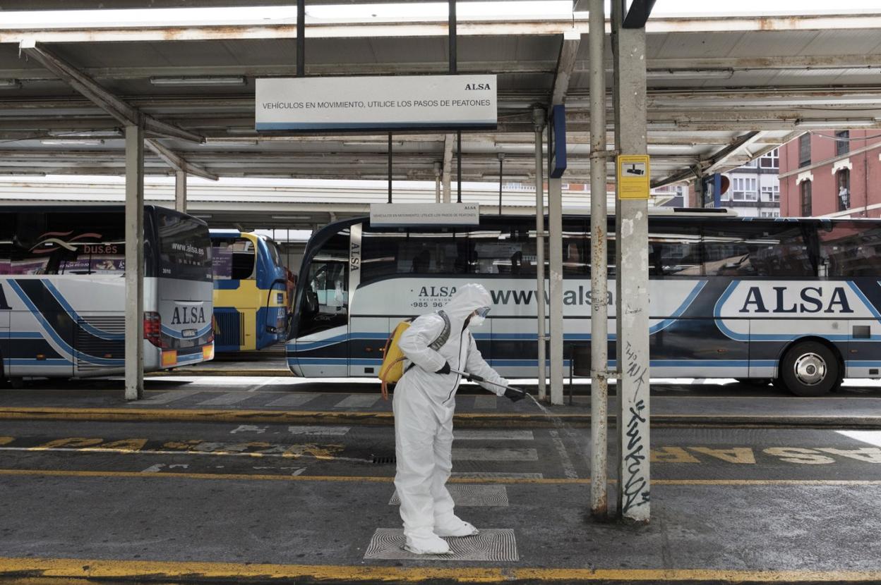 Un hombre desinfecta la estación de autobuses de Gijón, en la que no hay viajeros. 