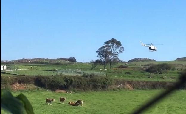 Un helicóptero de la Guardia Civil aterriza en Llanes para pedir explicaciones sobre un paseo 