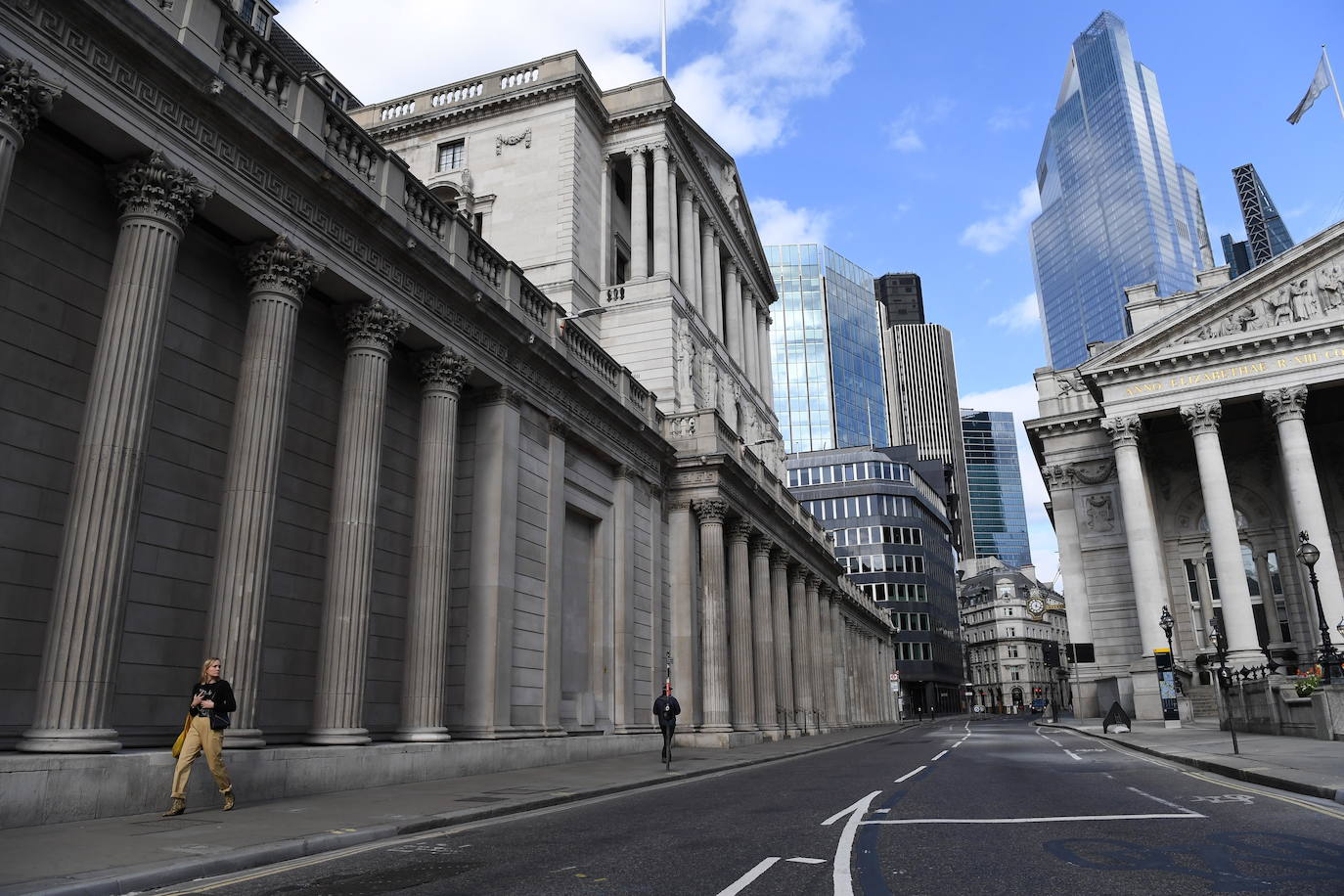 Una mujer camina junto al Banco de Inglaterra, en el corazón de Londres. 
