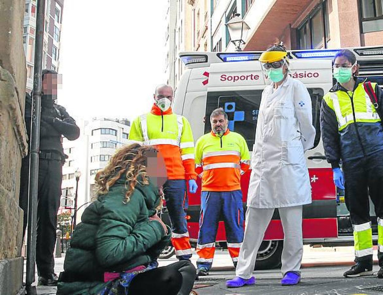Una mujer, visiblemente alterada, en la calle Instituto. 