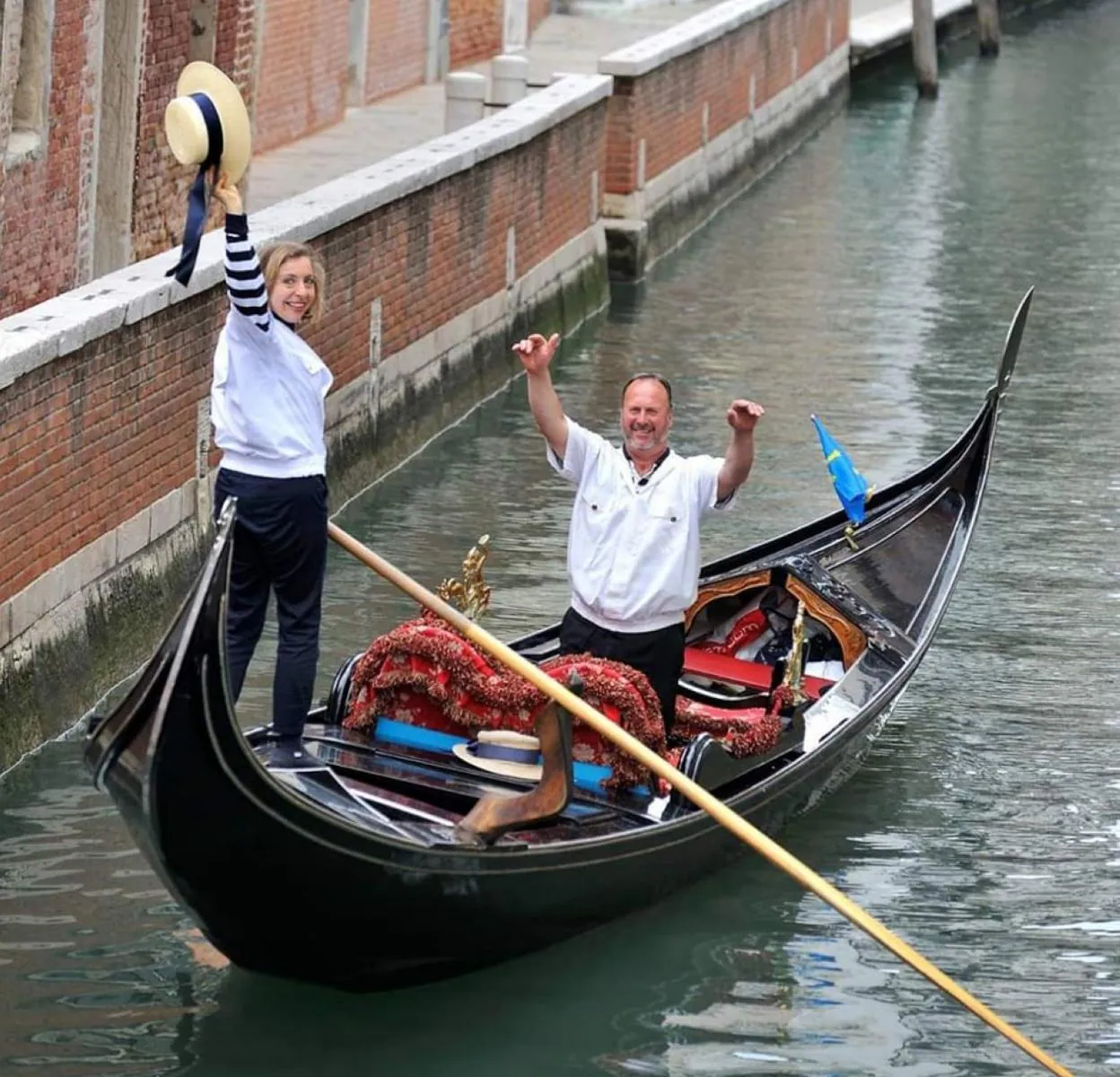 La ovetense Maribel Zarzuela y su marido, Adriano, en góndola por los canales de Venecia. 