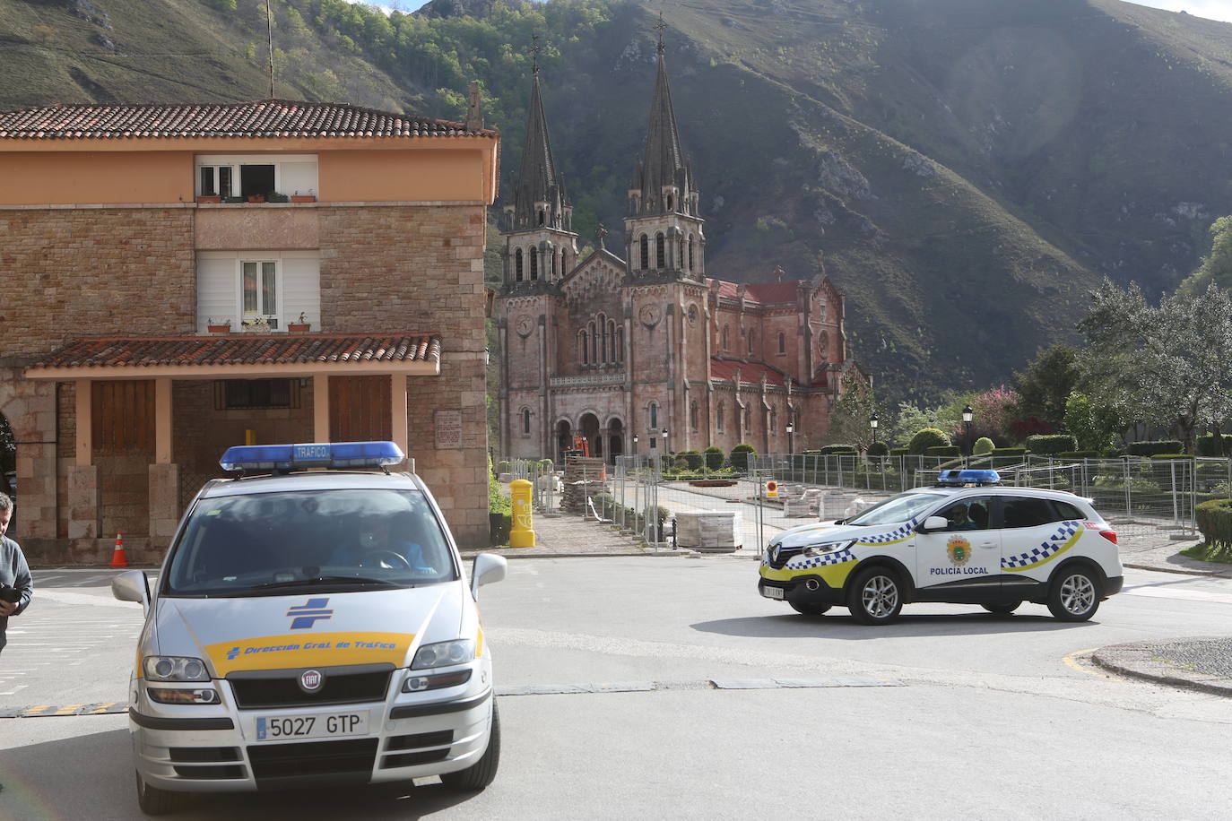 Fotos: Una atípica misa de Domingo de Ramos en Covadonga