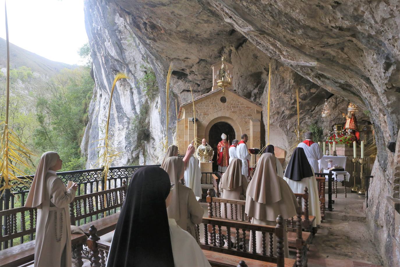 Fotos: Una atípica misa de Domingo de Ramos en Covadonga