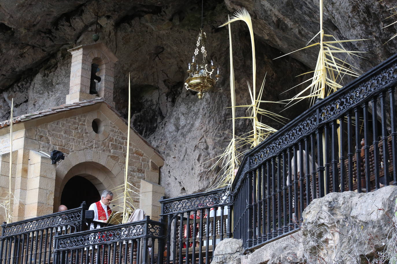 Fotos: Una atípica misa de Domingo de Ramos en Covadonga