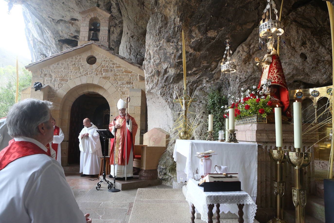 Fotos: Una atípica misa de Domingo de Ramos en Covadonga