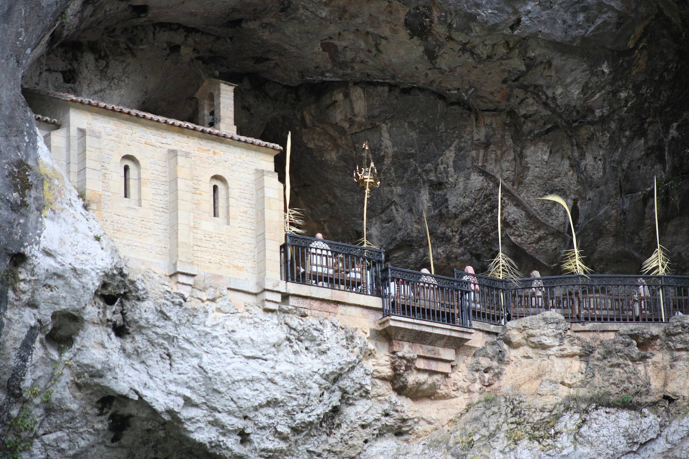 Fotos: Una atípica misa de Domingo de Ramos en Covadonga