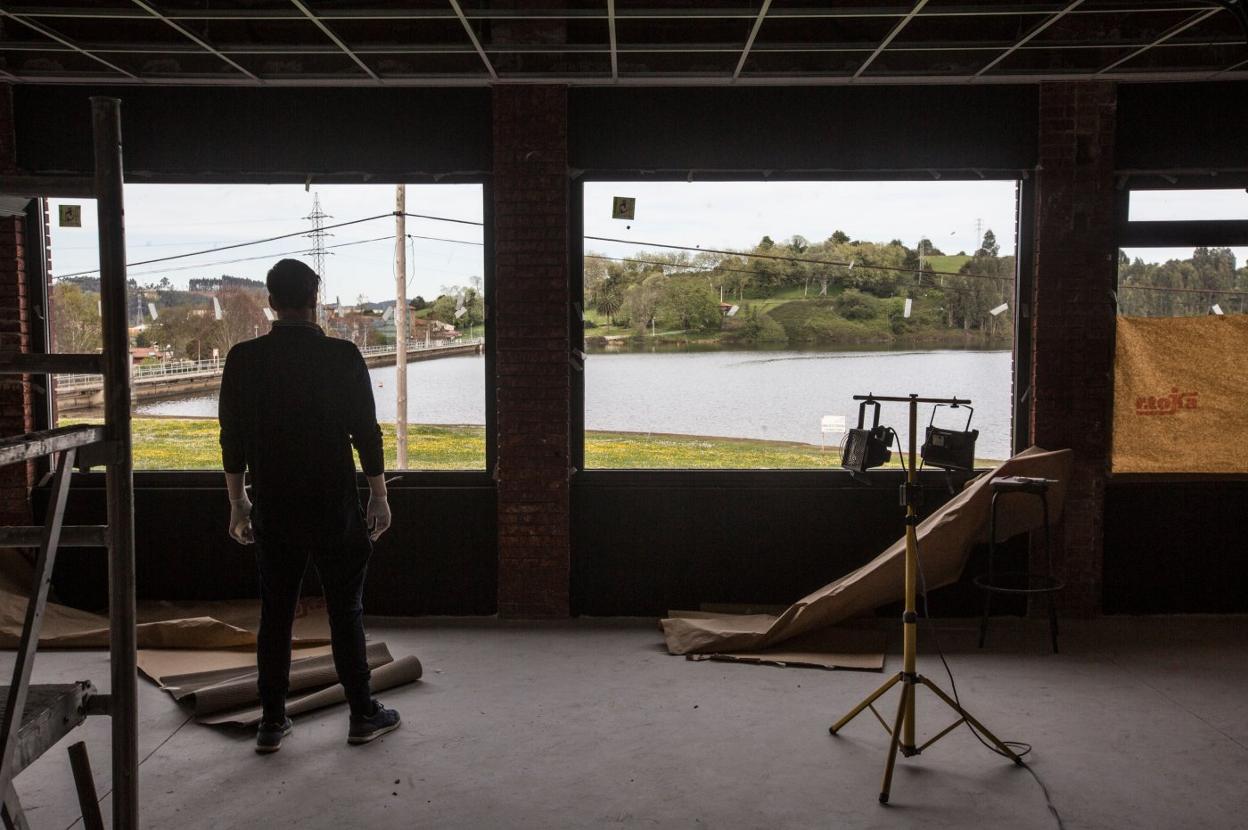 Interior del bar, con el pantano de Trasona y la presa al fondo. 
