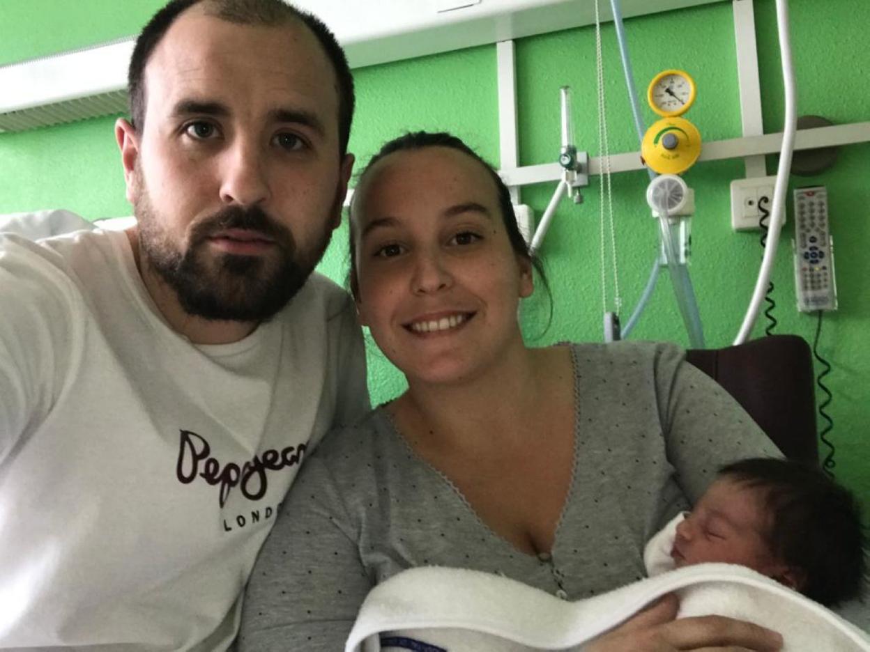 Manuel Carbajal y Ainhoa Reigada, ayer, con la pequeña Mia en el Hospital de Cabueñes. 