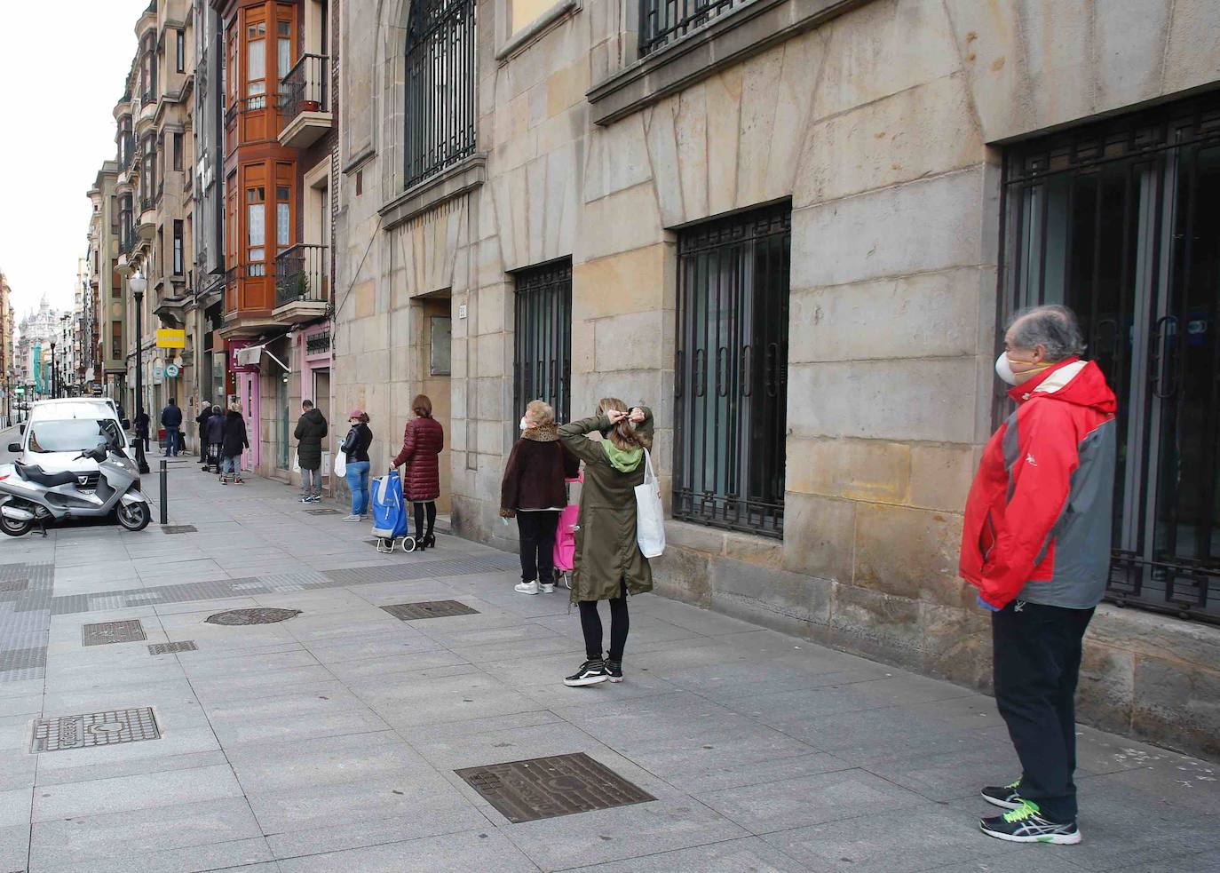 Las restricciones de acceso por la pandemia del coronavirus sumada a varias jornadas de cierre prevista por los inminentes festivos, hacen que las colas sean más largas de lo habitual durante el confinamiento por el estado de alarma. 