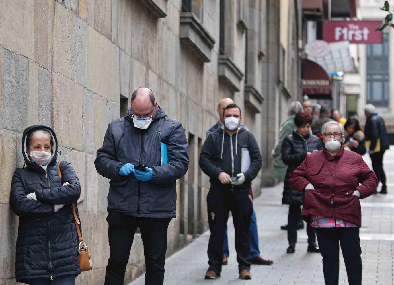 Las restricciones de acceso por la pandemia del coronavirus sumada a varias jornadas de cierre prevista por los inminentes festivos, hacen que las colas sean más largas de lo habitual durante el confinamiento por el estado de alarma. 