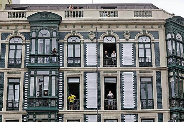 Animación en los balcones durante el último vermutín. 