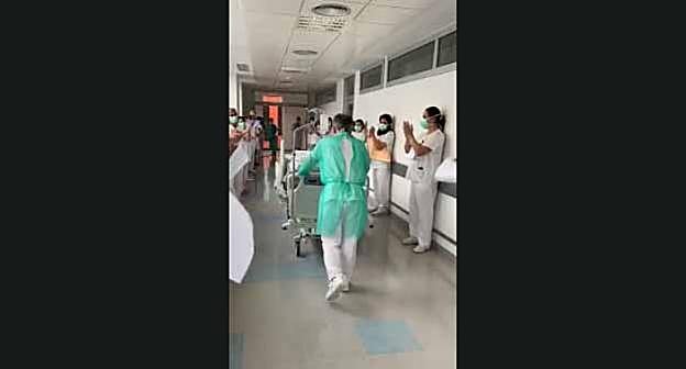 Coronavirus en Asturias | El primer sanitario que deja la UCI, entre vítores y ánimos de sus compañeros