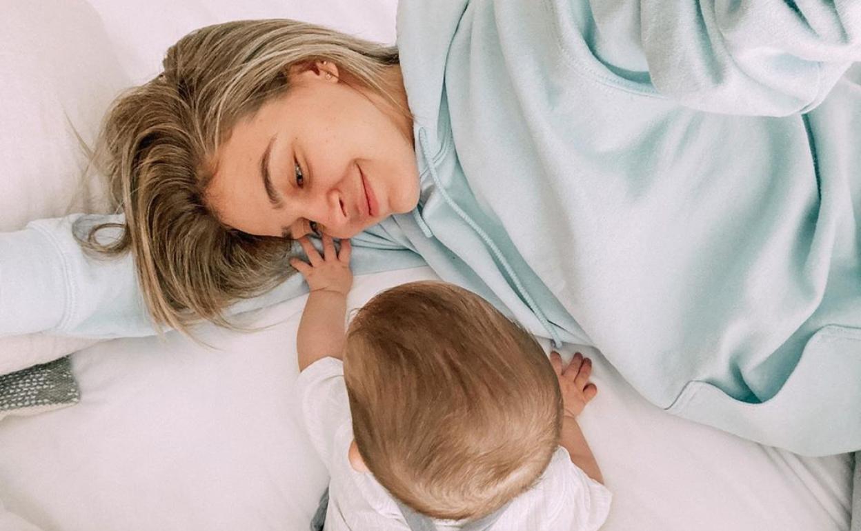 Laura juega con su hija Roma. 