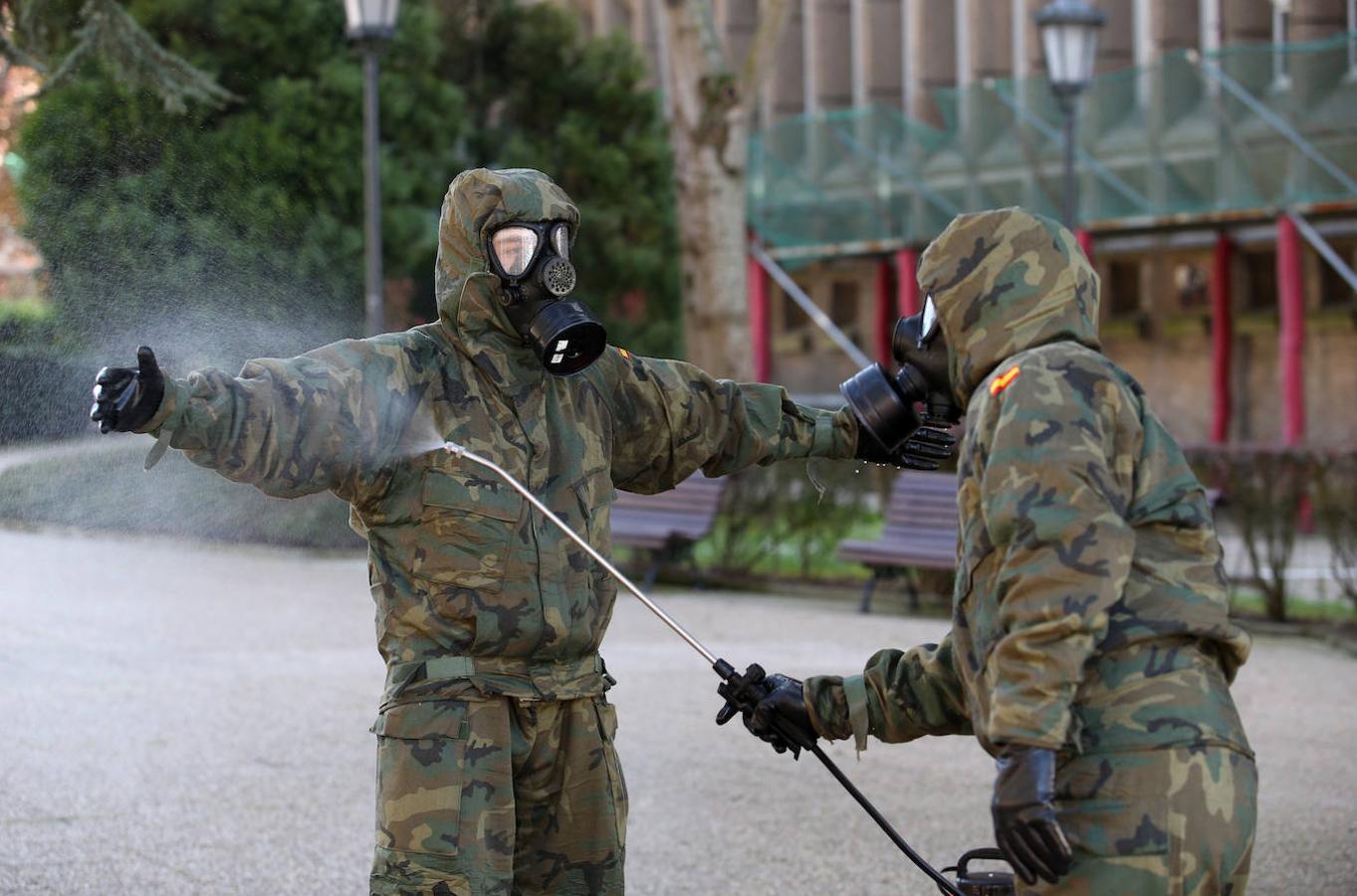 El Ejército ha vuelto a desplegarse en varias zonas del Principado de Asturias para apoyar en las labores de desinfección frente al coronavirus. 