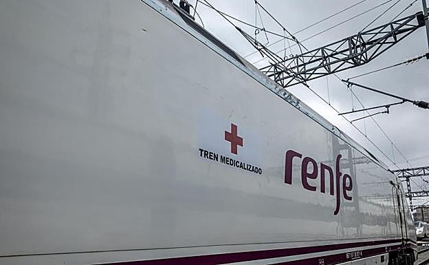 Imagen principal - Vista del convoy con el rotulo de 'Tren medicalizado', vagón en el que se instalarán las camillas y puerta de acceso a uno de los vagones.