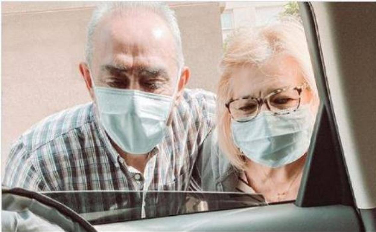 El conmovedor encuentro entre unos abuelos y su nieta recién nacida: «Ni la puedo besar ni nada de nada»