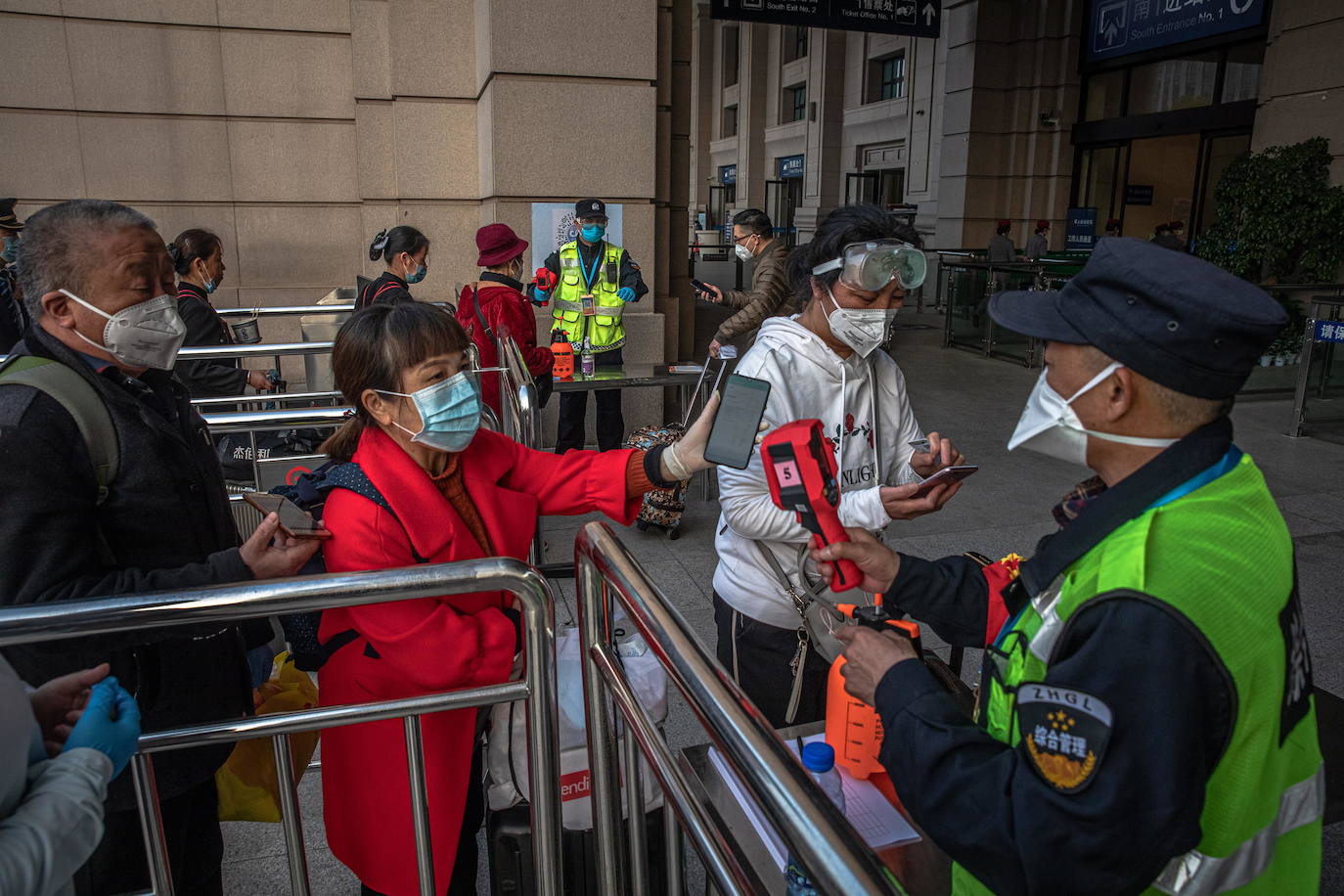 En Wuhan, ciudad china donde comenzó la pandemia, se han levantado las restricciones que mantuvieron cerrada la urbe durante 76 días y poco a poco se va recuperando la normalidad