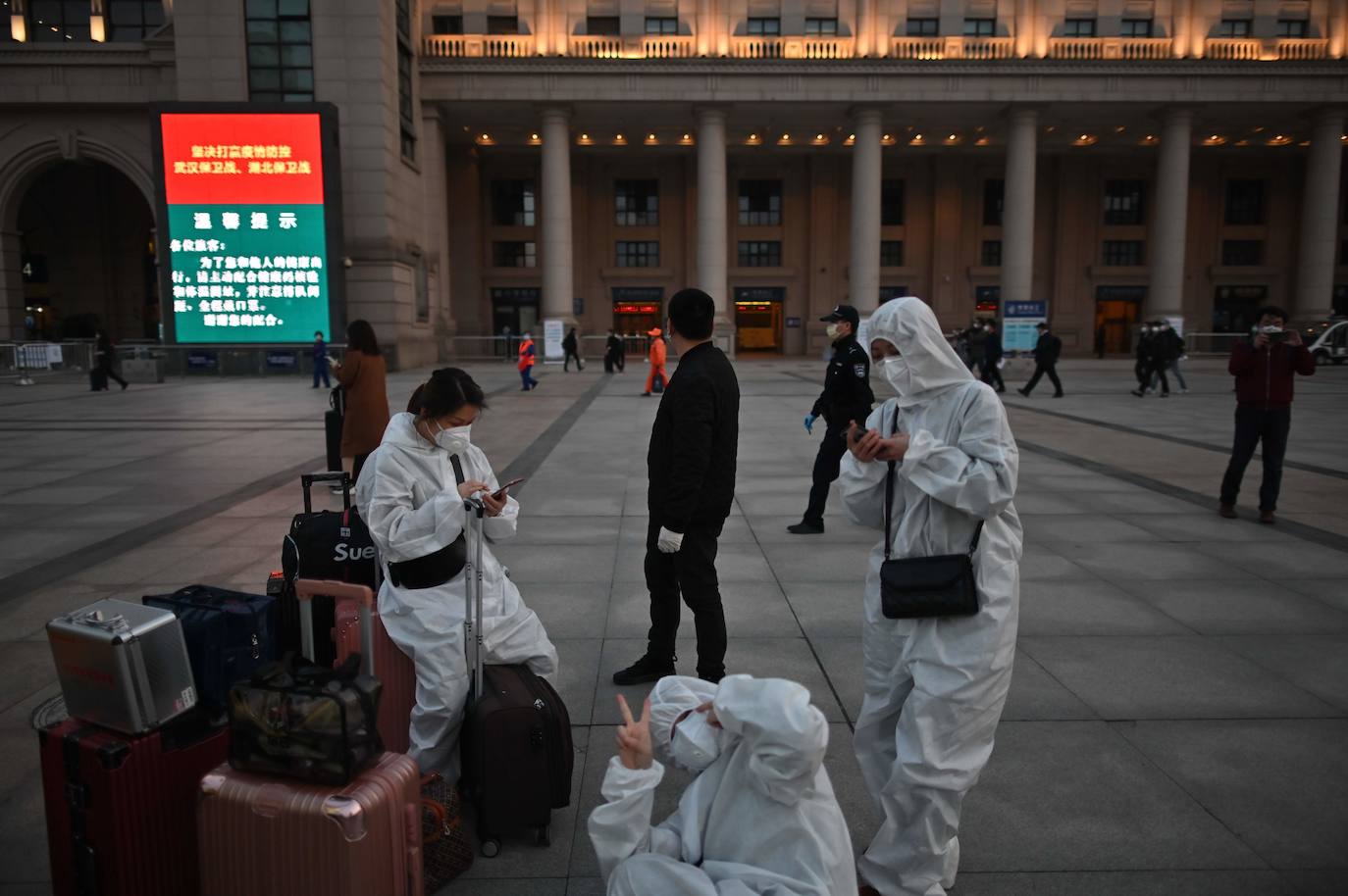 En Wuhan, ciudad china donde comenzó la pandemia, se han levantado las restricciones que mantuvieron cerrada la urbe durante 76 días y poco a poco se va recuperando la normalidad