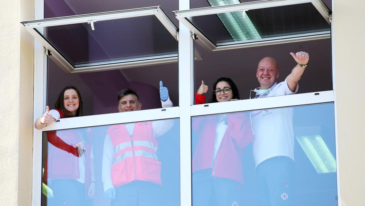 El personal de Cruz Roja en el albergue Ramón Menéndez Pidal de El Cristo, desde el ventanal del segundo piso del centro habilitado para los sin techo. 