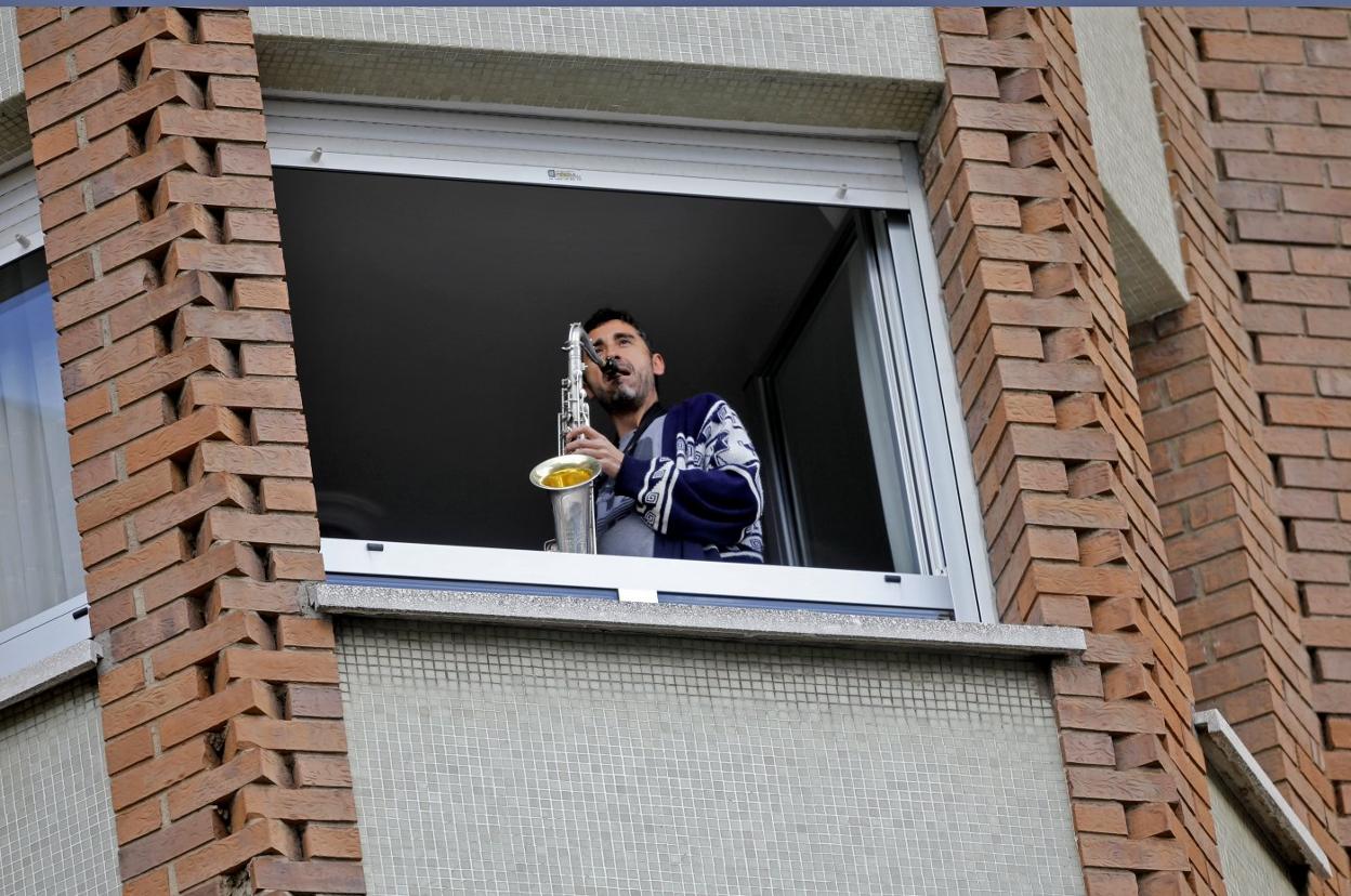 Miguel Gallego toca el saxo cada día a las 7. 