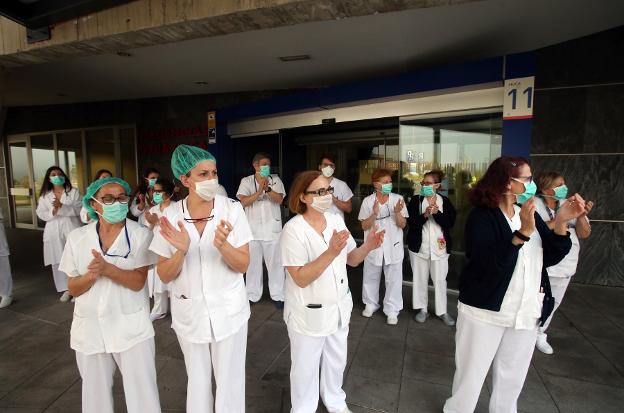 Los aplausos volvieron a sonar ayer en el HUCA. 